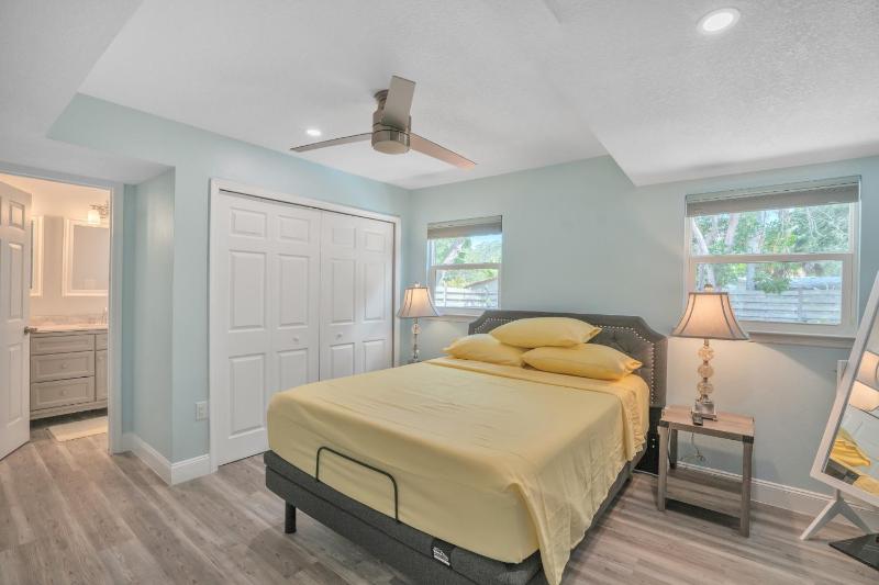 Private Cozy Sarasota Home home - image 17