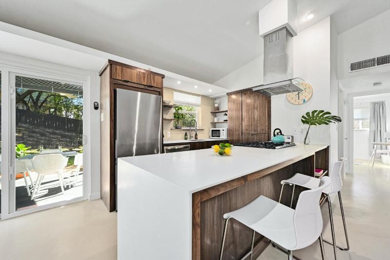 The Guava Door - Cheerful Mid-Century - big yard free parking - image 7