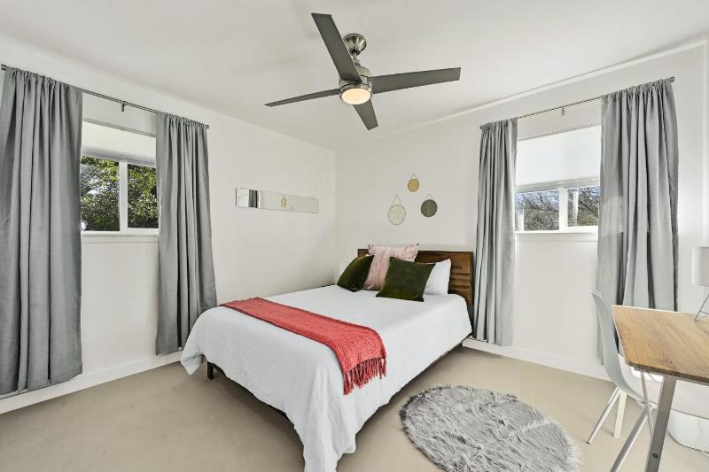 The Guava Door - Cheerful Mid-Century - big yard free parking - image 15