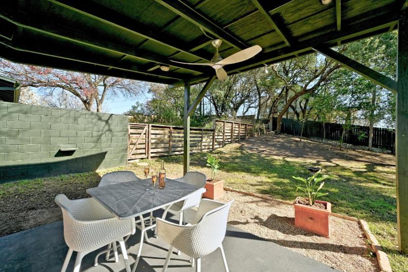 The Guava Door - Cheerful Mid-Century - big yard free parking - image 9