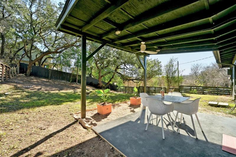 The Guava Door - Cheerful Mid-Century - big yard free parking - image 6