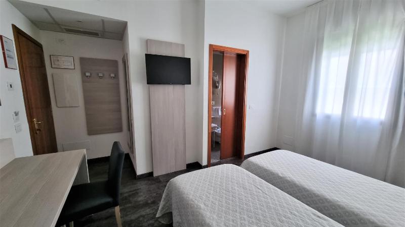 Double or Twin Room image 4
