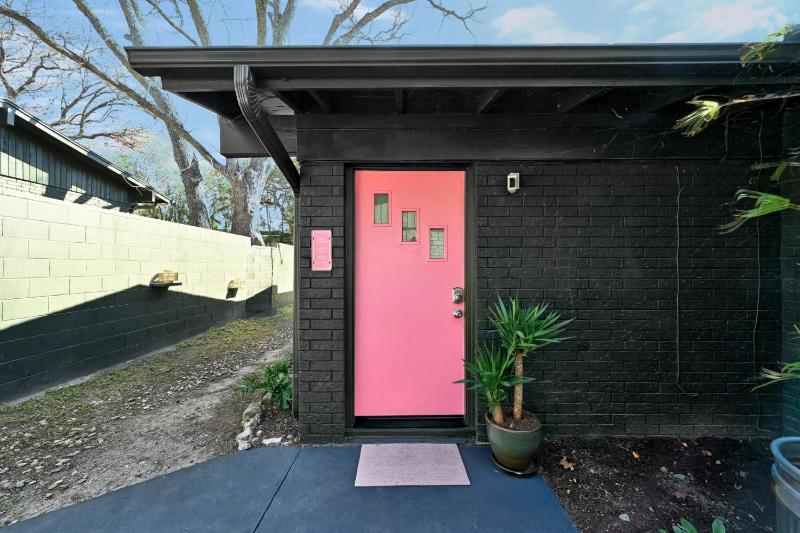 The Guava Door - Cheerful Mid-Century - big yard free parking - image 10