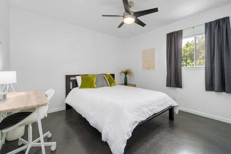 The Avocado Door - A Mid-Century Modern Gem ~ Near SoCo ~ Fenced yard ~ Corner lot - image 7