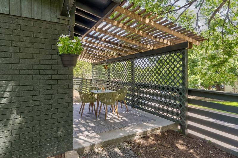 The Avocado Door - A Mid-Century Modern Gem ~ Near SoCo ~ Fenced yard ~ Corner lot - image 11