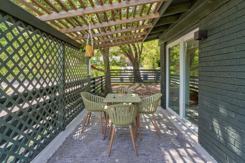 The Avocado Door - A Mid-Century Modern Gem ~ Near SoCo ~ Fenced yard ~ Corner lot - image 9