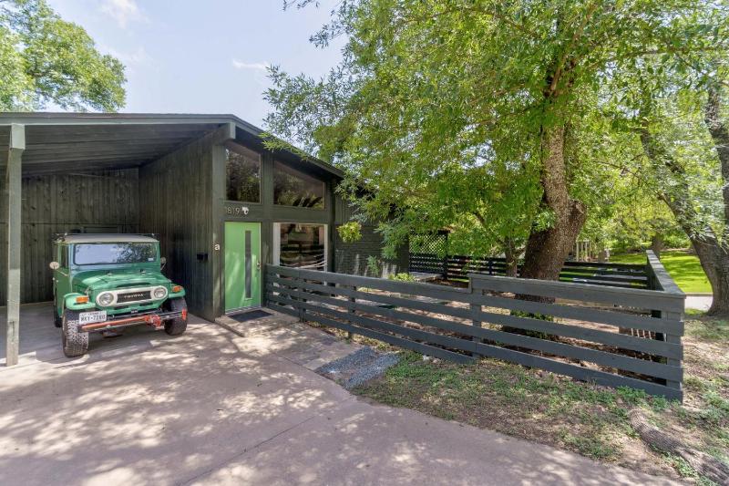 The Avocado Door - A Mid-Century Modern Gem ~ Near SoCo ~ Fenced yard ~ Corner lot - image 6