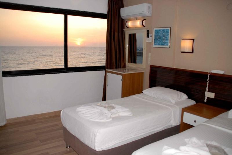 Double Room with Sea View image 3