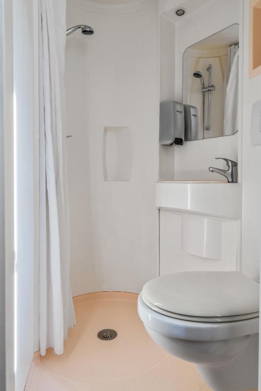 Double Room image 4
