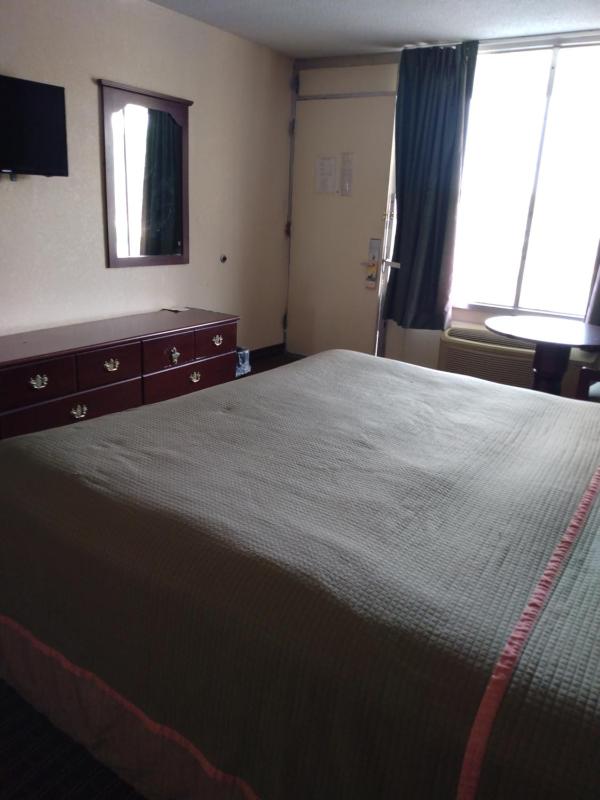 King Room - Accessible/Non Smoking image 4