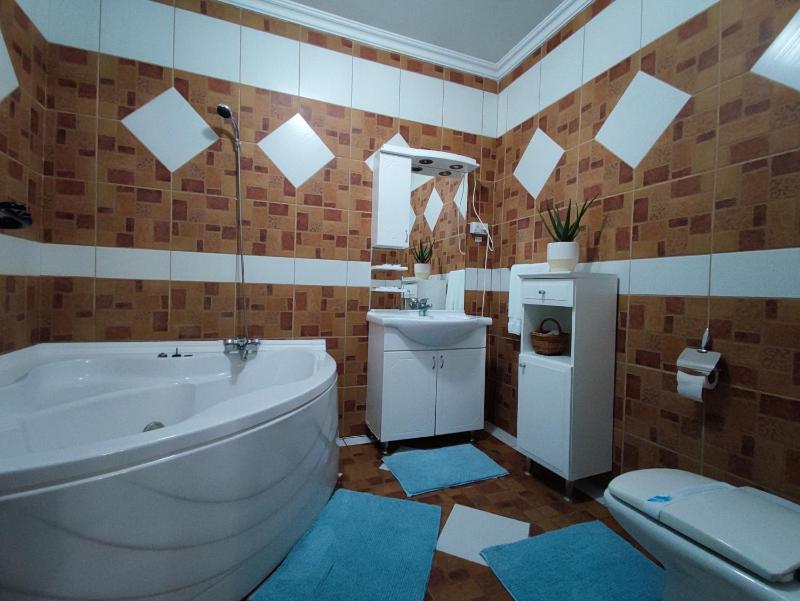 Suite with Hot Tub image 2