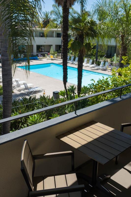  Deluxe King Room Poolside  image 3