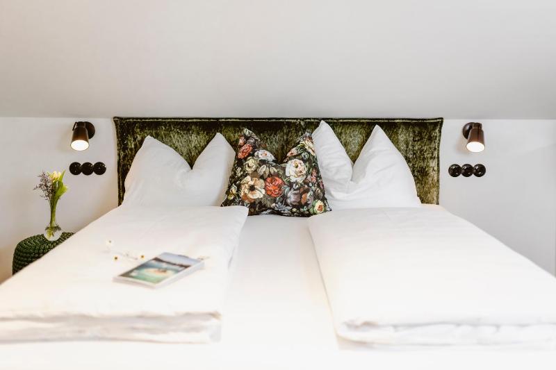 Double Room with Balcony and Lake View image 3