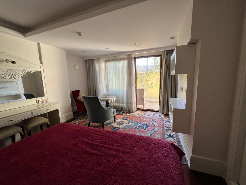 Luxury One-Bedroom Apartment with Garden 