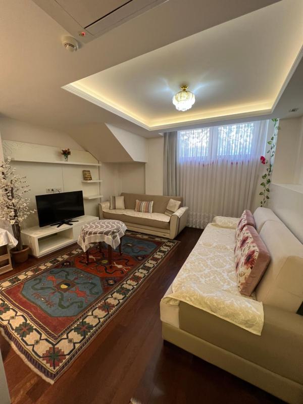 Luxury One-Bedroom Apartment with Garden 