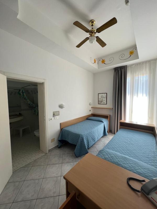 Hotel Villa dei Fiori - sul mare con piscina - image 36