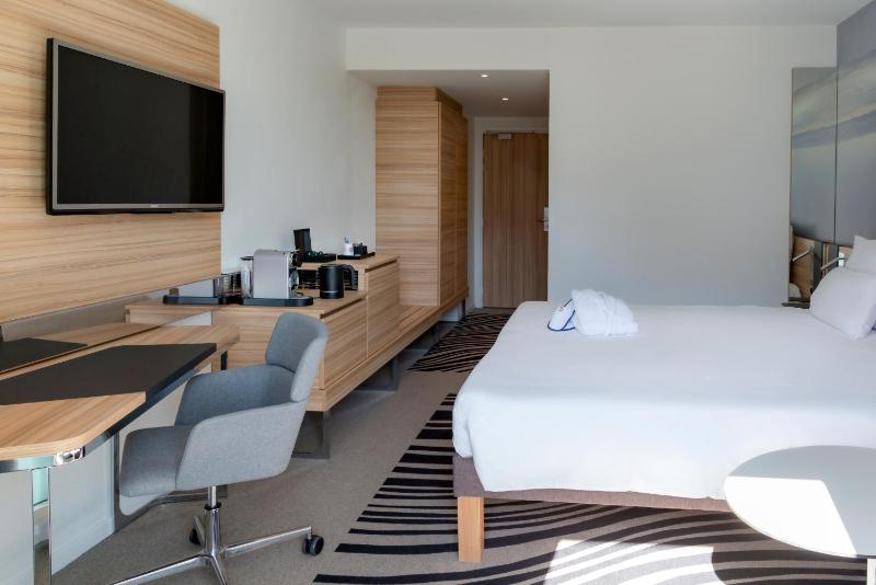 Executive Room with One Queen Bed and One Sofa image 4