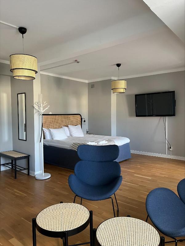 Family Room image 3