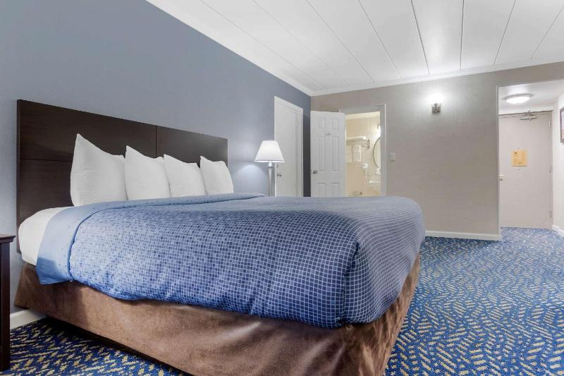King Room - Non-Smoking image 2