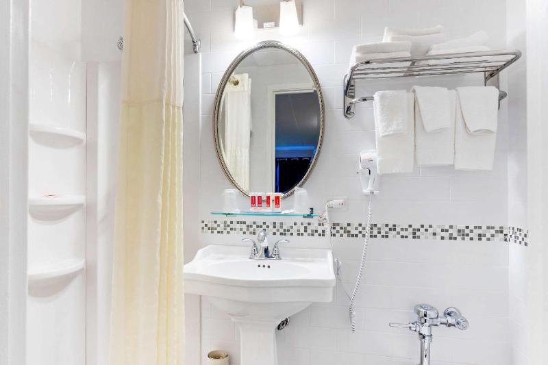 Double Room with Two Double Beds - Non-Smoking image 3