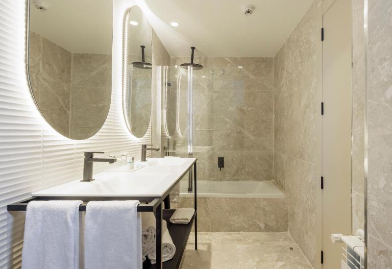 Triple Room (2 Adults + 1 Child) image 3