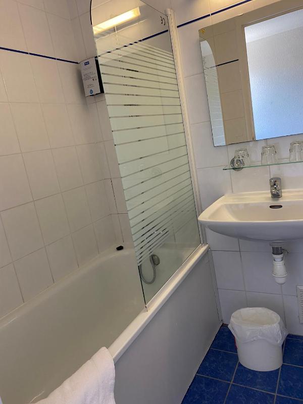 Twin Room image 1