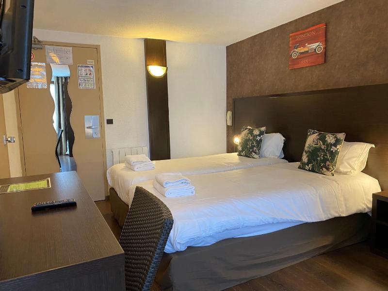 Twin Room image 3