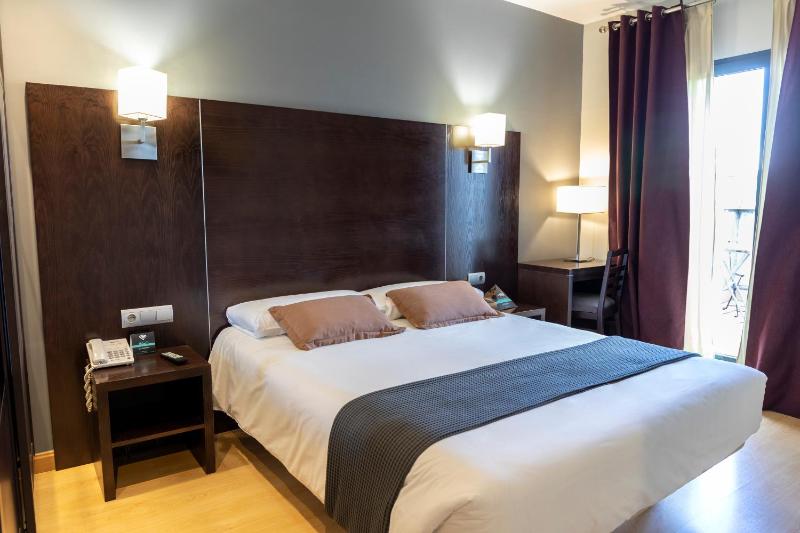 Premium Double Room with Terrace image 2