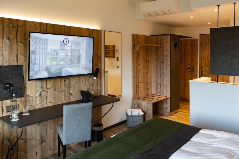 Double Room with Balcony image 4