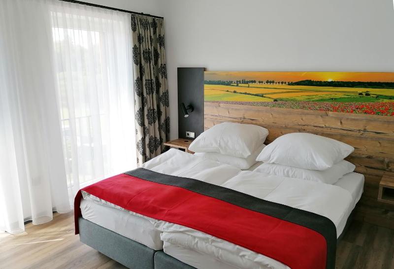 Economy Double Room image 4