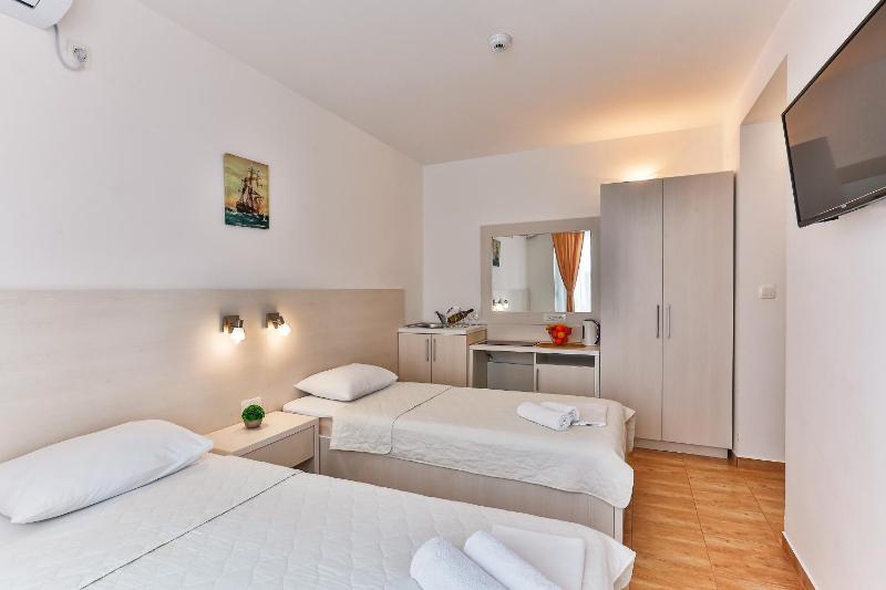 Twin Room with Balcony image 1