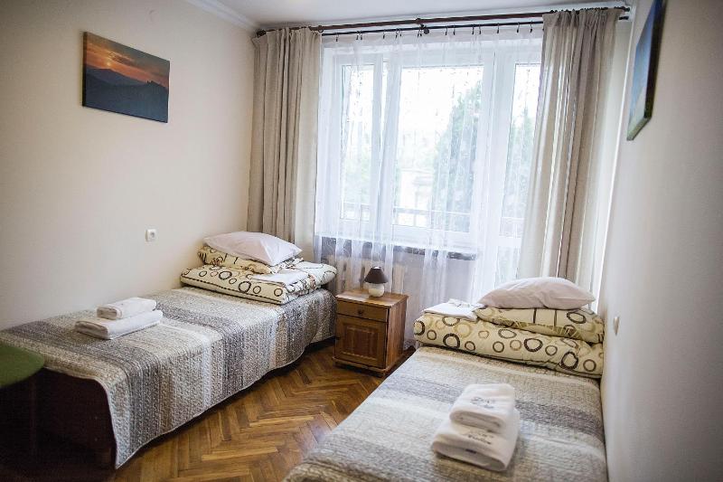 Twin Room image 4