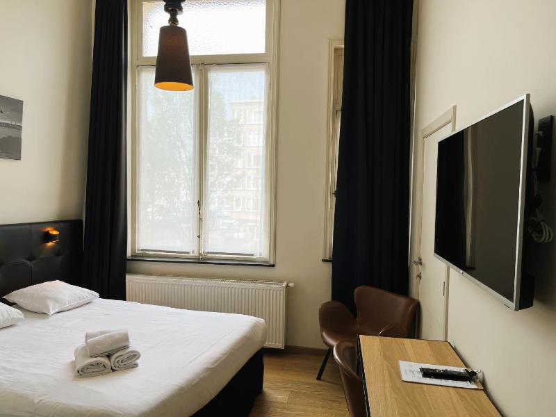 Double Room image 3
