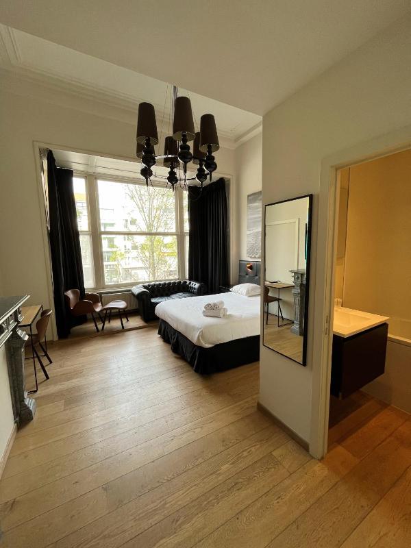 Large Double Room image 3