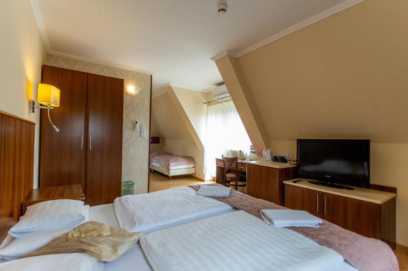 Standard Quadruple Room image 3