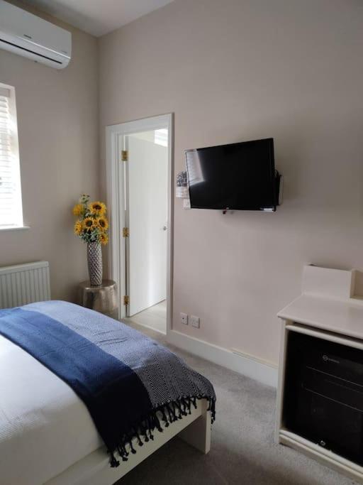 Standard Queen Room image 4