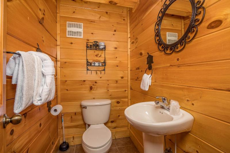 Luxurious Log Cabin Nestled in the Great Smoky Mountains - image 16