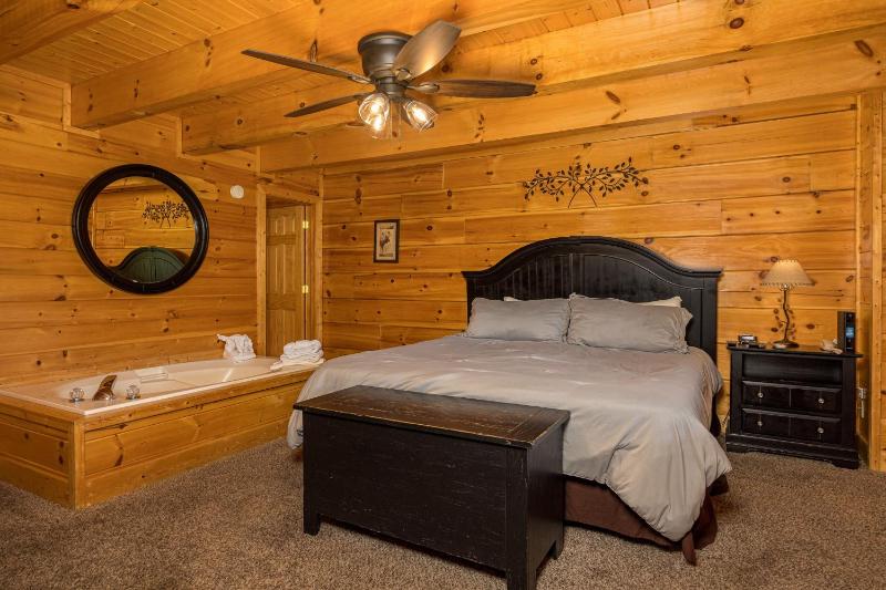 Luxurious Log Cabin Nestled in the Great Smoky Mountains - image 4