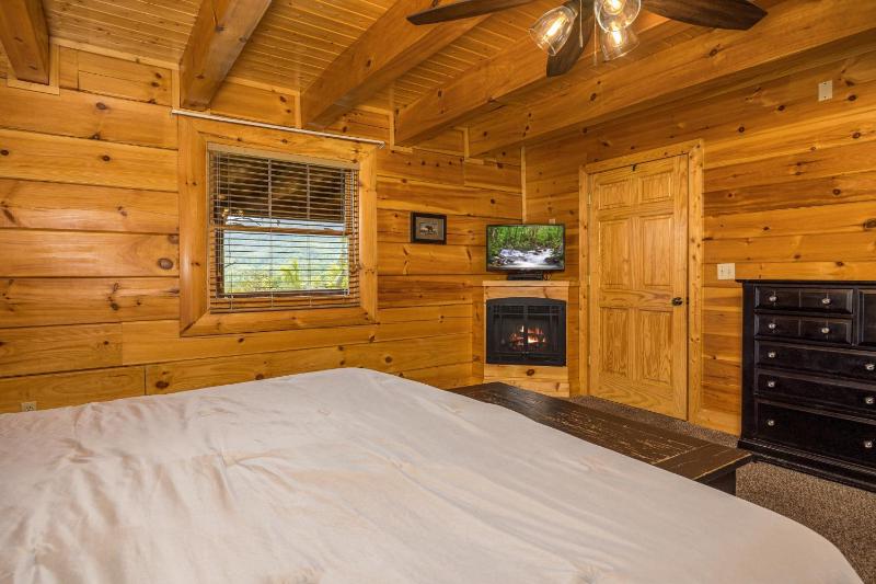 Luxurious Log Cabin Nestled in the Great Smoky Mountains - image 17