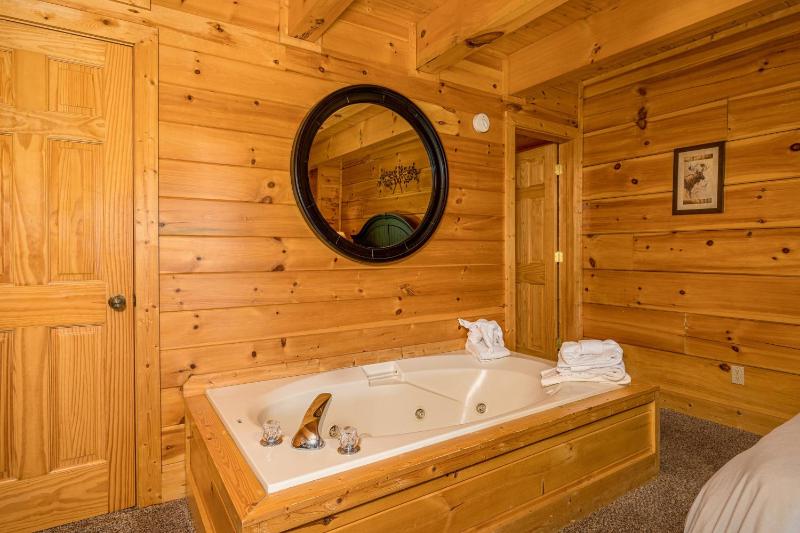 Luxurious Log Cabin Nestled in the Great Smoky Mountains - image 2