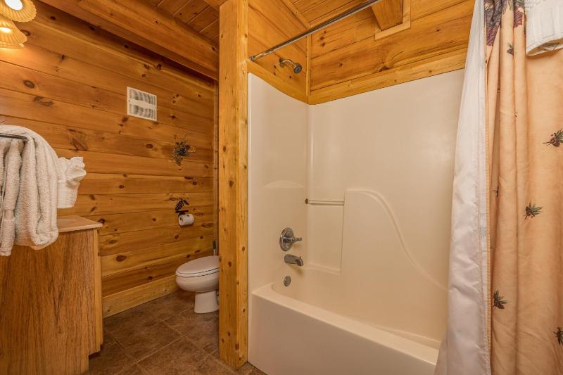 Luxurious Log Cabin Nestled in the Great Smoky Mountains - image 6