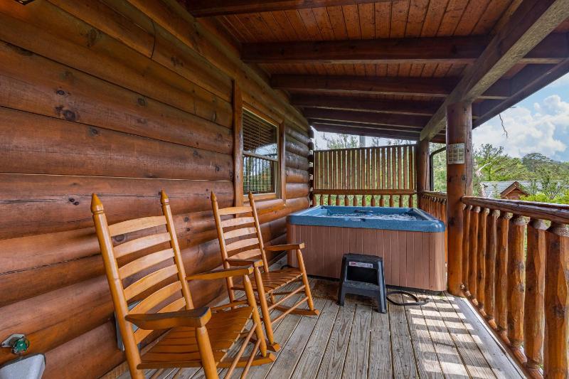 Luxurious Log Cabin Nestled in the Great Smoky Mountains - image 35