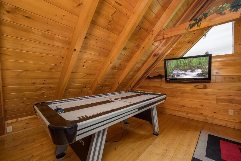 Luxurious Log Cabin Nestled in the Great Smoky Mountains - image 15