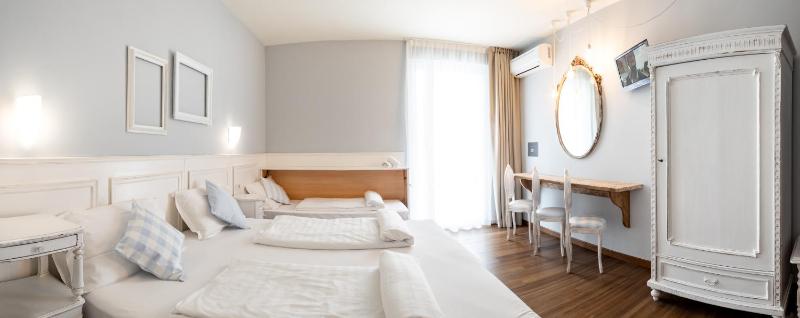 Triple Room with Balcony image 2