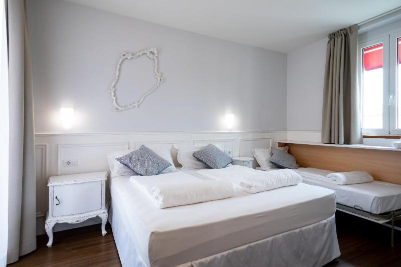 Triple Room with Balcony image 4