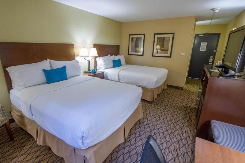 Standard Queen Room with Two Queen Beds image 4