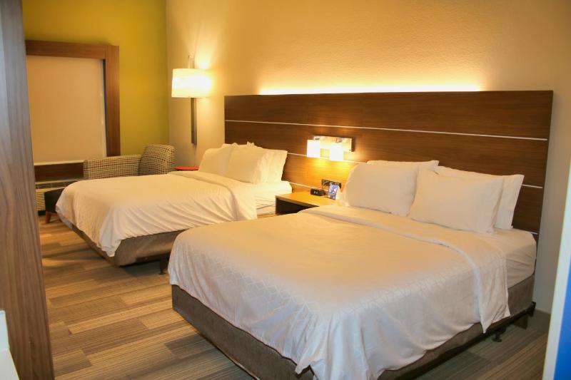 Standard Queen Room with Two Queen Beds and Bath/Shower image 3