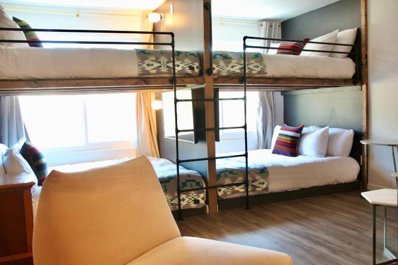 Deluxe Family Suite image 2