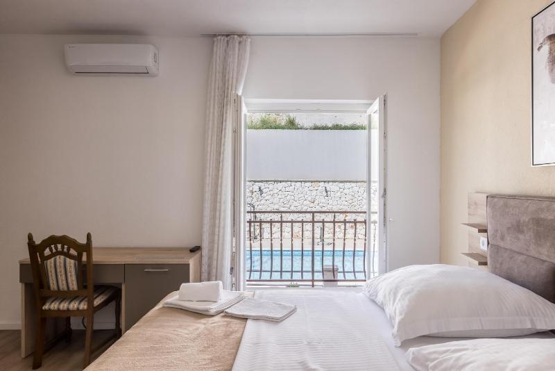 Deluxe Double Room with Balcony image 4