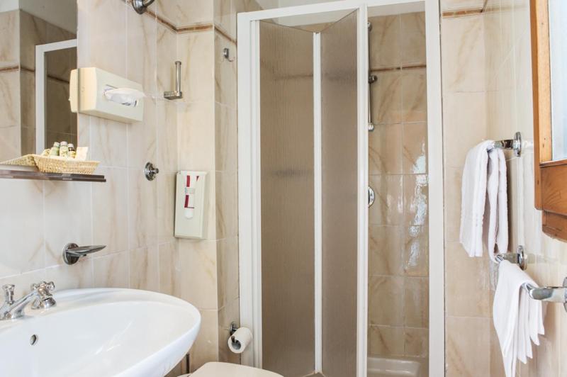 Single Room with Valley View image 4